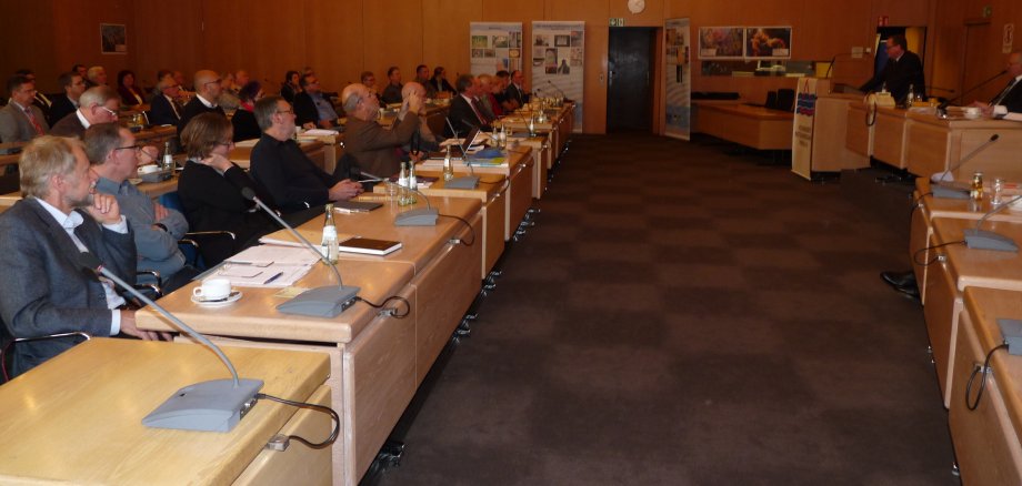 Mitgliederversammlung mit Peter Esch, Amtsleiter Tiefbauamt Stadt Bonn, bei den Grußworten an die Mitgliederversammlung und der Erläuterung der Hochwasservorsorge der Stadt Bonn